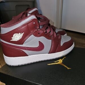 Jordan 1's size 6 and 6.5 youth...Which equates to a women's 8 or 8.5